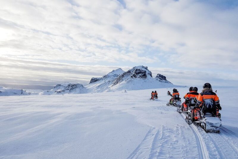 Schneemobil-Tour-ueber-Gletscher-in-Island-Reisen-mit-Nordic-Skandinavien-Spezialist