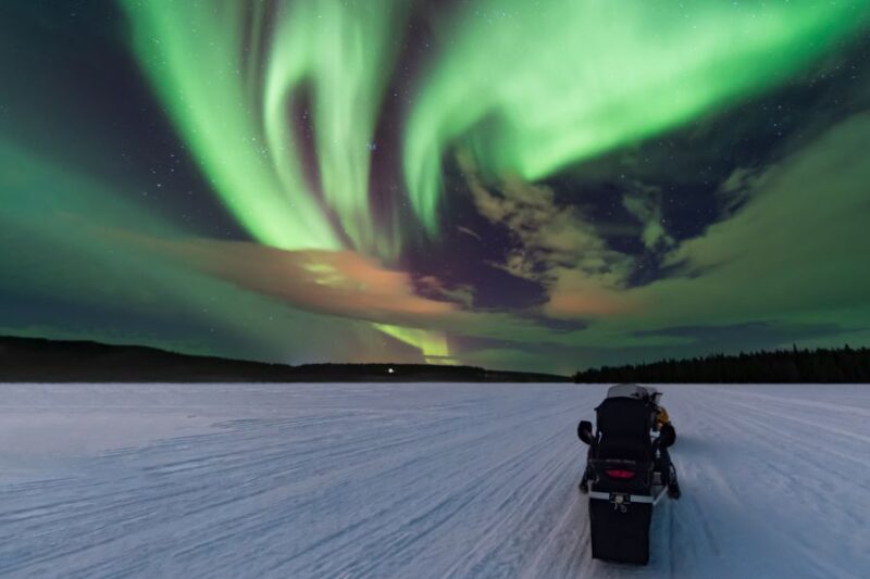 Schneemobilfahren-unter-den-Nordlichter-in-Lappland-und-Island-Reisen-mit-Nordic-der-Skandinavien-Spezialist