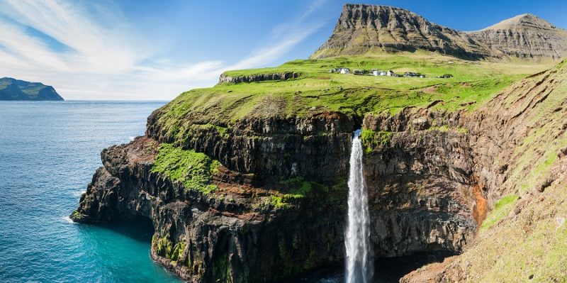 Färör Insel Wasserfall auf einem Berg