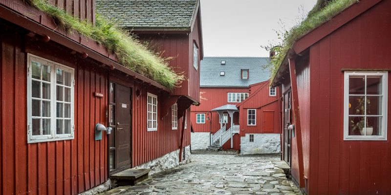 Färör Inseln Wikingerdorf mit roten Häusern und Grasdächern