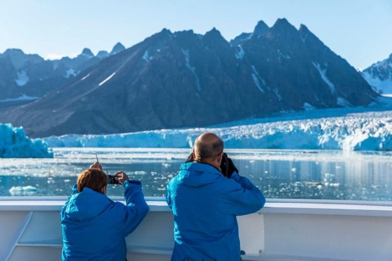 Fotos machen von spektakulärer Aussicht bei Explorationsreisen mit Nordic ©Hurtigruten