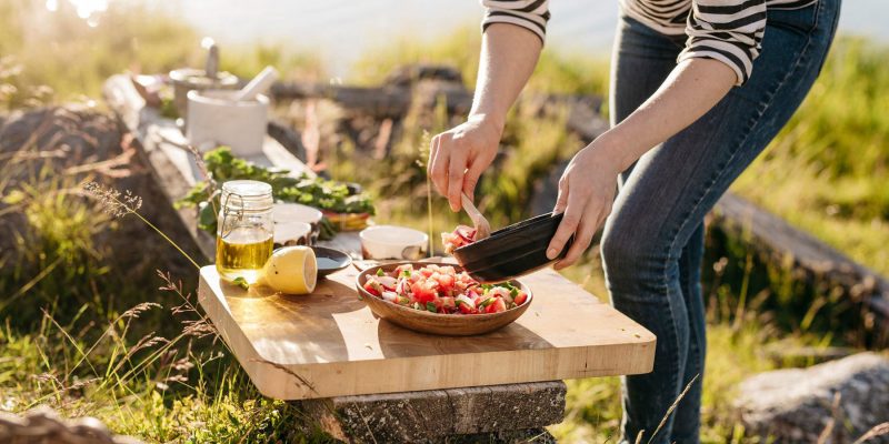 Gemuetliches Abendessen in Finnland bei Lagerfeuerdiner in Finnland ©Elina Manninen Visit Finland
