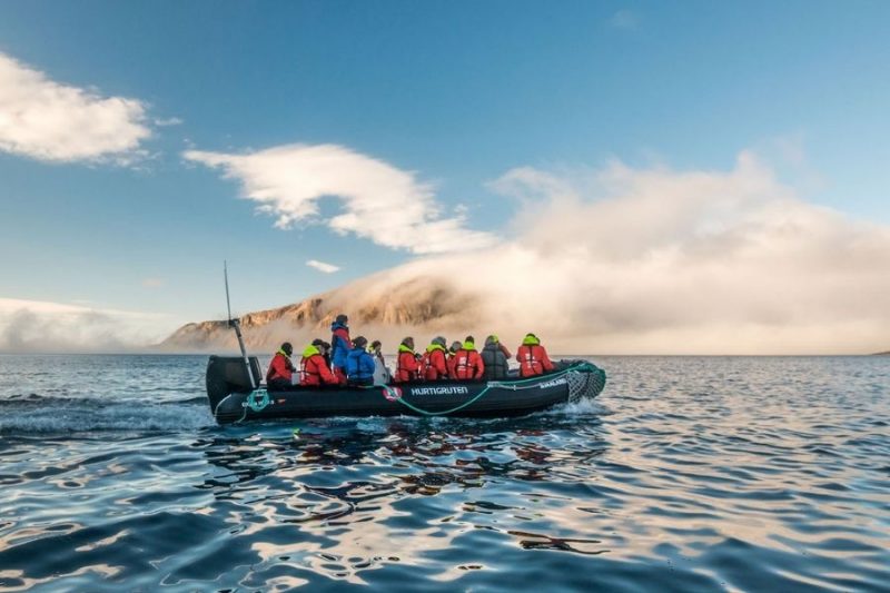 Menschen auf einem Boot auf Killiniq Insel bei Kanada auf Explorationsreise mit Nordic Karsten Bidstrup Hurtigruten