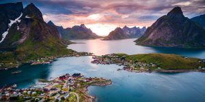 Lofote Insel in Norwegen spitze Berge und Sonnenuntergang