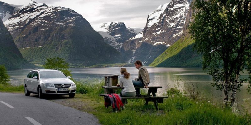 Picknick während Roadtrip durch Norwegen visitnorway