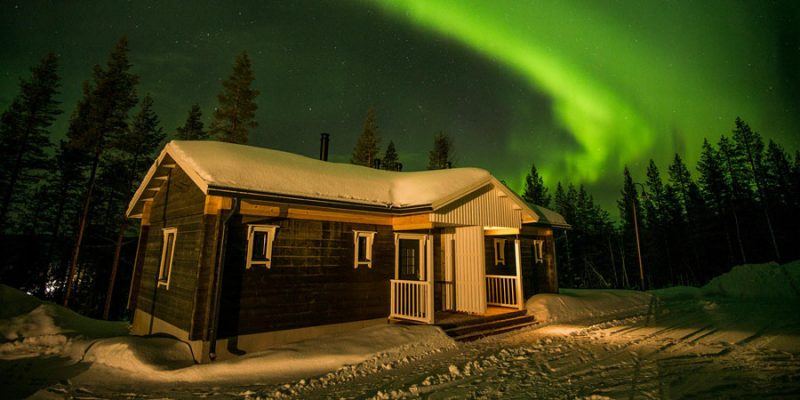 Polarlicht über einer Lodge in Valkea