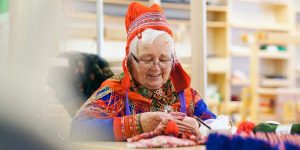 Sami Frau mit typischer Kleidung in Lappland