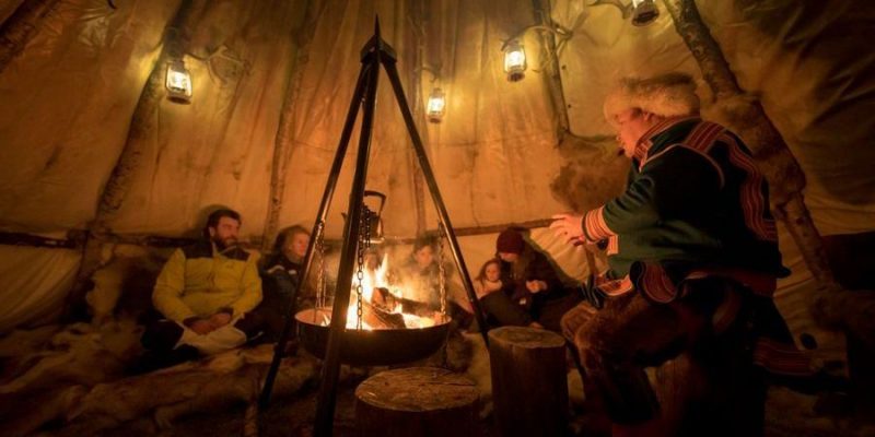 Sami erzählt Geschichte in Lavvu Zelt in Lappland