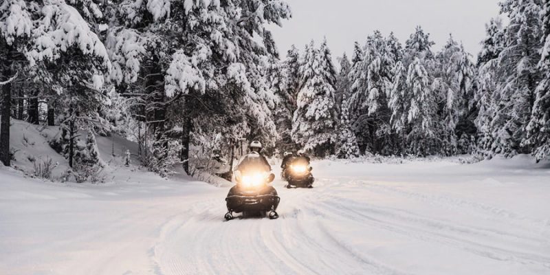 Schneemobil Tour im Winter in Lappland