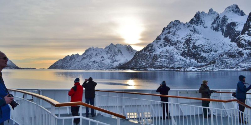 Aussicht bewundern auf Hurtigruten Seereise mit Nordic