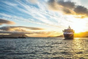 Hurtigrutenschiff bei Sonnenuntergang auf Hurtigruten Seereise mit Nordic