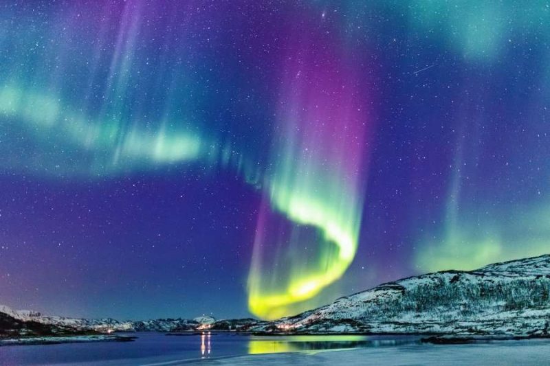 Polarlicht über der Küste von Norwegen Reisen mit Nordic