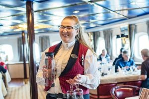 Restaurant Bedienung auf MS Vesteralen auf Hurtigruten Seereise mit Nordic ©Hurtigruten