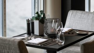 Tisch Restaurant MS Otto Sverdrup auf Hurtigruten Seereise mit Nordic ©Espen Mills Hurtigruten