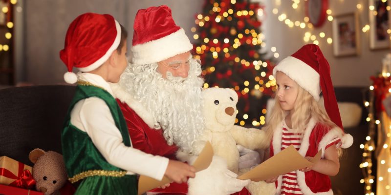 Weihnachtsmann treffen in Lappland mit Kindern Nordic