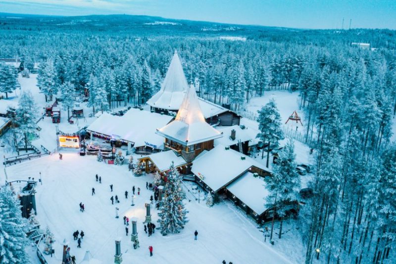 Weihnachtsdorf-in-Rovaniemi-naehe-Arctic-Wilderness-Resort-Lappland-mit-Nordic