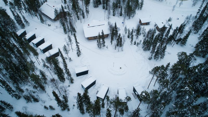 Wilderness-Resort-von-oben-in-Lappland-in-Finnland-mit-Nordic
