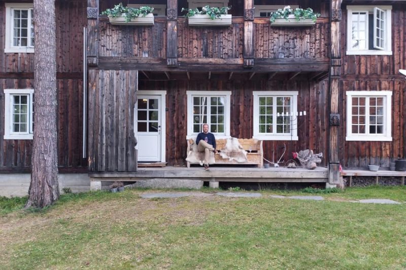 Auf-der-Veranda-des-Hotels-Herangtunet-in-einem-bewaldeten-Gebiet