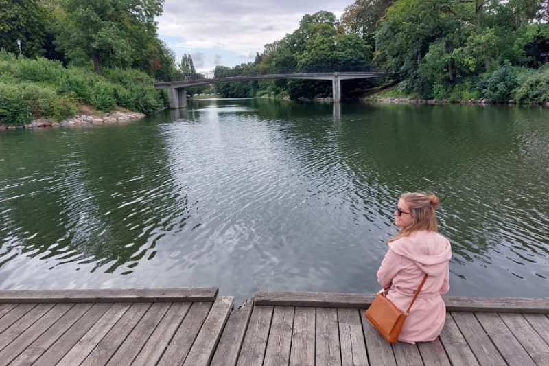 Auf-einer-Veranda-in-einem-Park-in-Malmoe-sitzend
