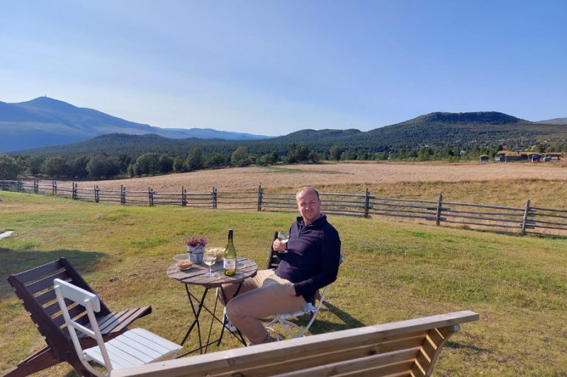 Bei-einem-Getraenk-auf-der-Terrasse-des-Selet-formoseter-in-Hovringen-sitzen