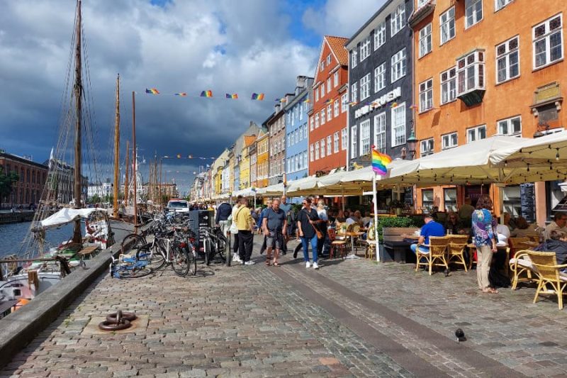 Bunte-Haeuser-am-Nyhavn-in-Kopenhagen