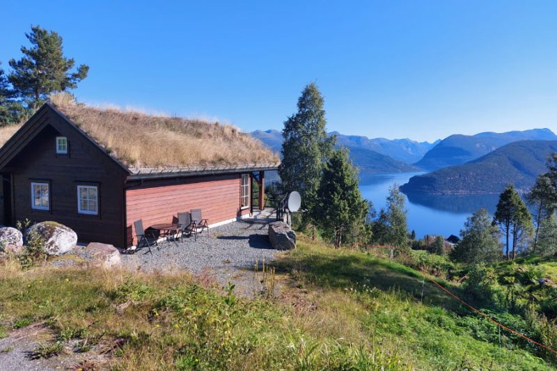Die-Aussenseite-des-gemuetlichen-Haeuschens-am-Nordfjord