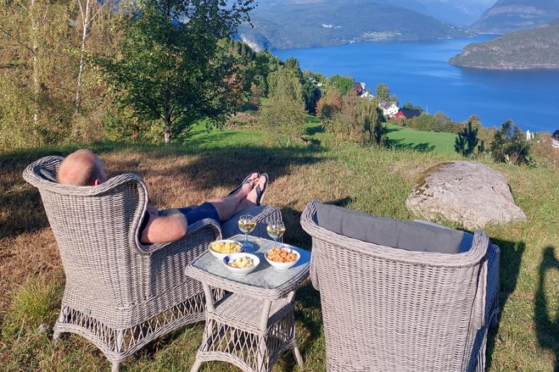 Ein-Drink-bei-herrlicher-Aussicht-in-der-gemuetlichen-Huette-am-Nordfjord