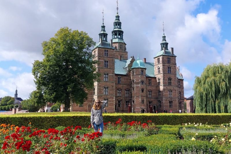 Großes-Schloss-mit-schönem-Vorgarten-in-Kopenhagen