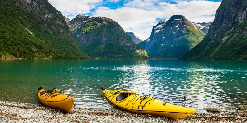 Norwegen-Nordfjord-Kajak-fahren-auf-einem-See-Sverre-Hjornevik-Nordfjord