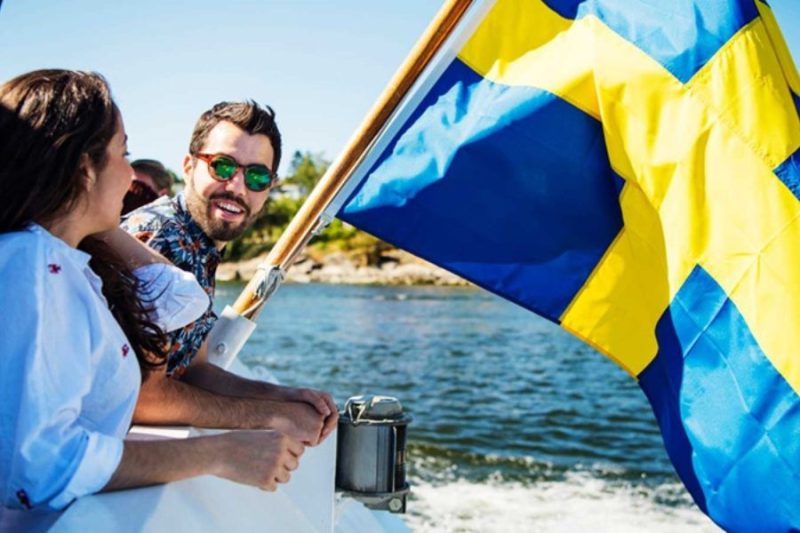 Stockholm-Freunde-am-Wasser-mit-Flagge