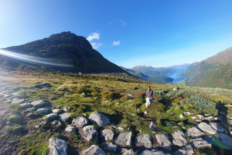 Zwischen-den-Gipfeln-des-Berges-Skala
