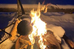Aufwaermen-mit-einem-warmen-Getraenk-bei-einem-Lagerfeuer-©Ingrid-de-Jager