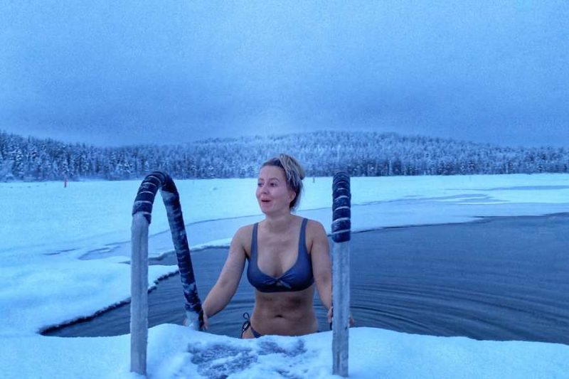 Aus-einem-eiskalten-Eisbad steigen-in-Finnisch-Lappland-©Ingrid-de-Jager