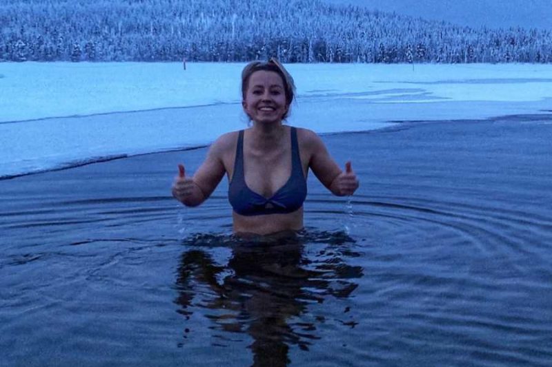 Den-Tag-beginnen-mit-einer-Sauna-und-einem-Bad-im-Eisloch-©Ingrid-de-Jager