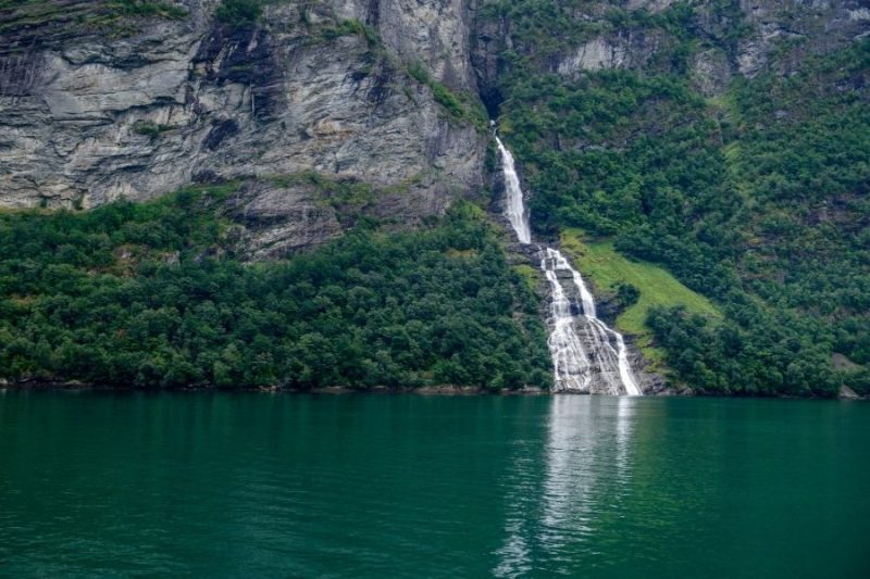 Der-Freier-Wasserfall-Entdecken-Sie-die-Fjorde-Norwegens-mit-Nordic