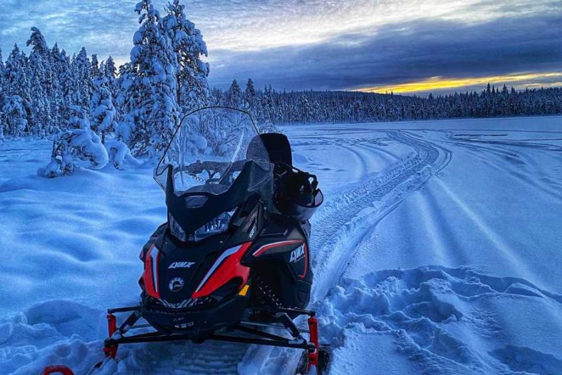 Ein-Schneemobil-in-magischer-verschneiter-Umgebung-©Ingrid-de-Jager