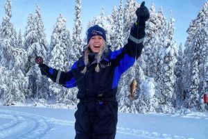 Einen-Fisch-gefanfen-waehrend-dem-Eisfischen-in-Finnisch-Lappland-©Ingrid-de-Jager-1