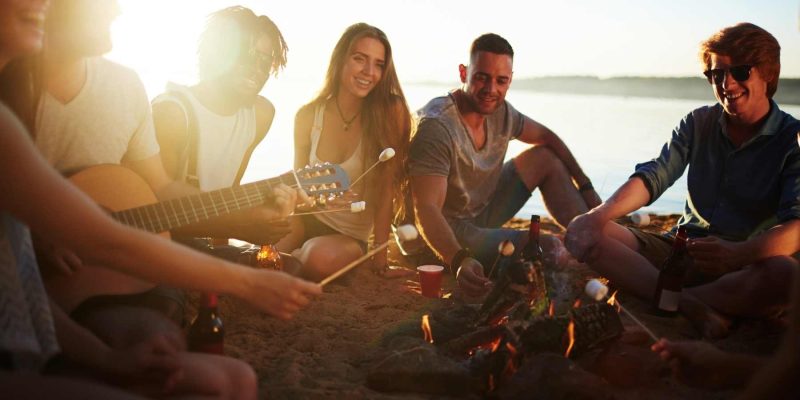 Gemuetlich-mit-Freunden-am-Lagerfeuer-entspannen-Reisen-mit-Nordic
