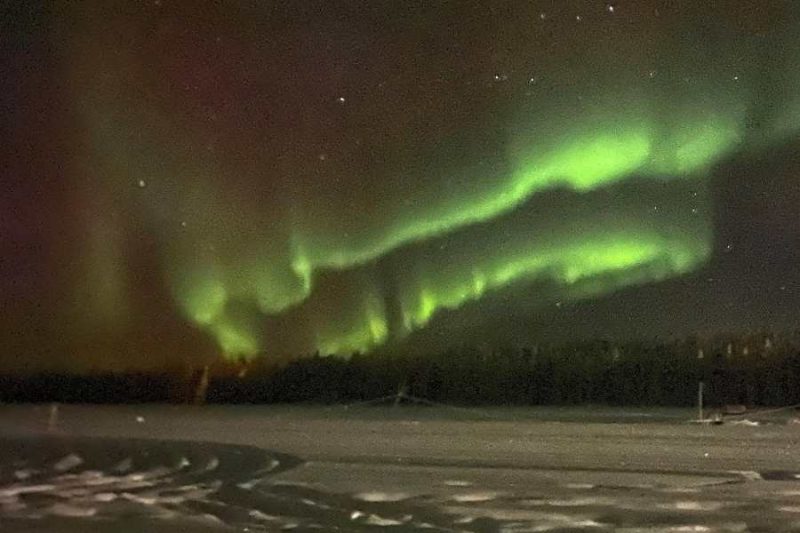 Helles-Nordlicht-am-Himmel-in-Finnisch-Lappland-©Ingrid-de-Jager