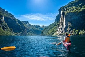 Kajak-fahren-auf-den-norwegischen-Fjorden-Besuchen-Sie-die-Fjorde-Norwegens-mit-Nordic