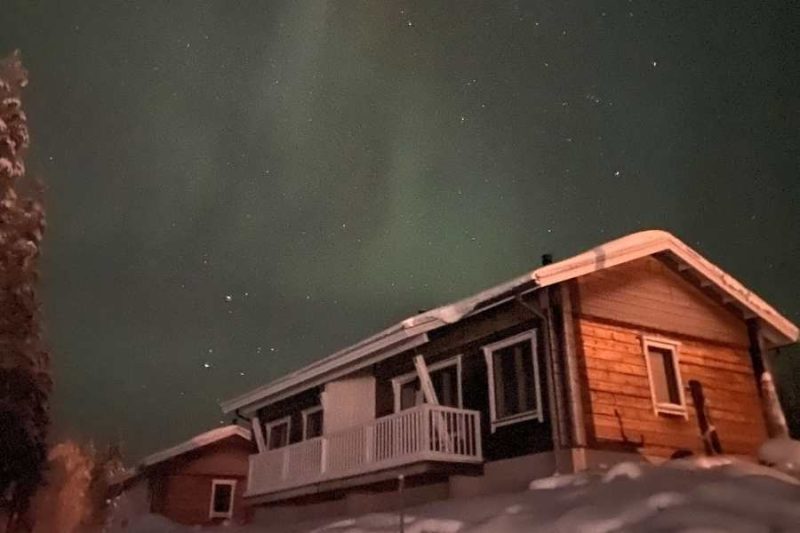 Nordlichter-ueber-der-Valkea-Lodge-in-Finnisch-Lappland-©Ingrid-de-Jager