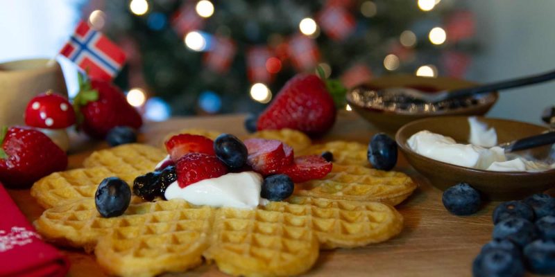 Norwegische-herzfoermige-Waffeln-auf-einem-Teller-mit-Toppings-Norwegen-mit-Nordic-entdecken
