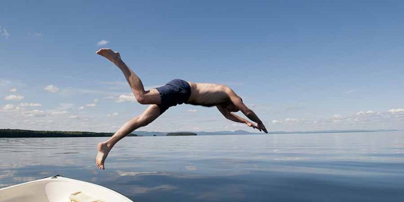 Siljan-See-Mann-springt-ins-Wasser-Mit-Nordic-nach-Schweden