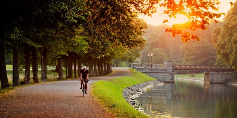 Stockholm-Fahrrad-fahren-am-Kanal