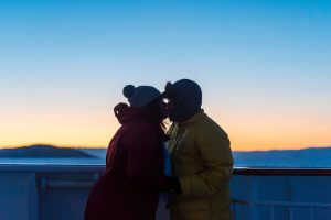 Paar-auf-Hurtigruten-Schiff-Reisen-mit-Nordic