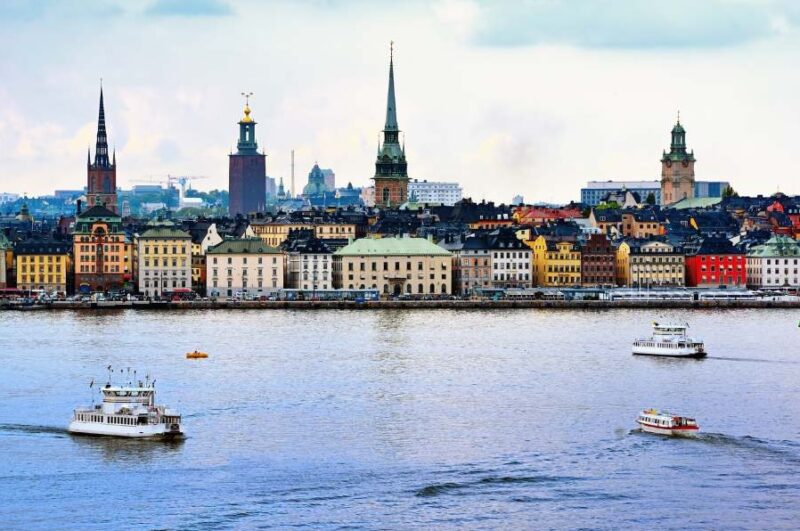 Boote-auf-dem-Wasser-in-Stockholm-Reisen-nach-Schweden-mit-Nordic