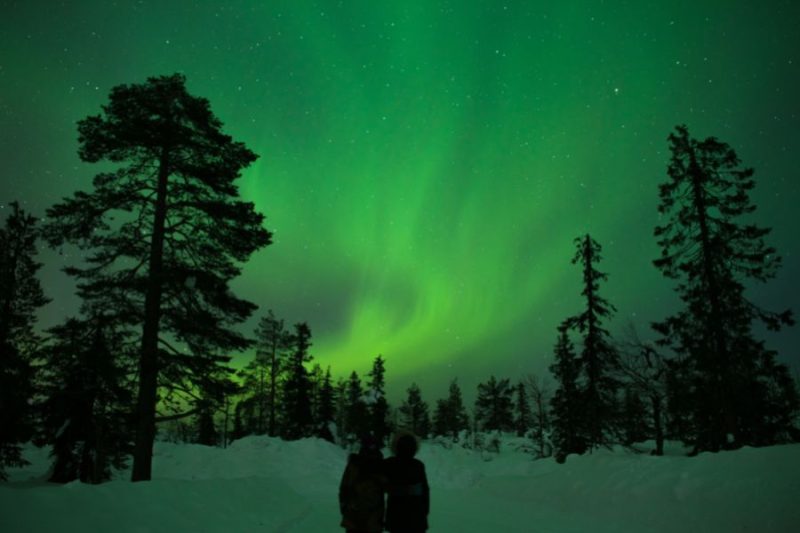 Gemeinsam-Nordlichter-beobachten-Flitterwochen-in-Lappland-Nordic