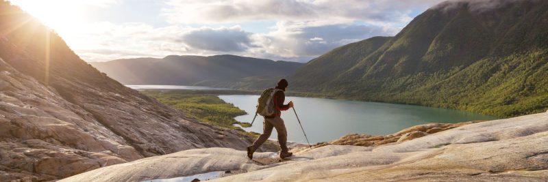 Mann-wandert-auf-Berrgen-in-Norwegen-Reiseziele-Nordic-der-Skandinavien-Spezialist