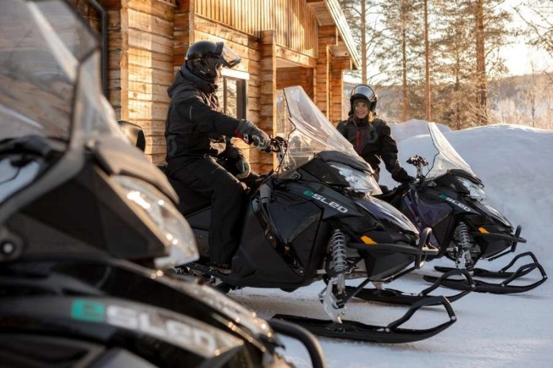 Schneemobiltour-in-Finnisch-Lappland-mit-Nordic