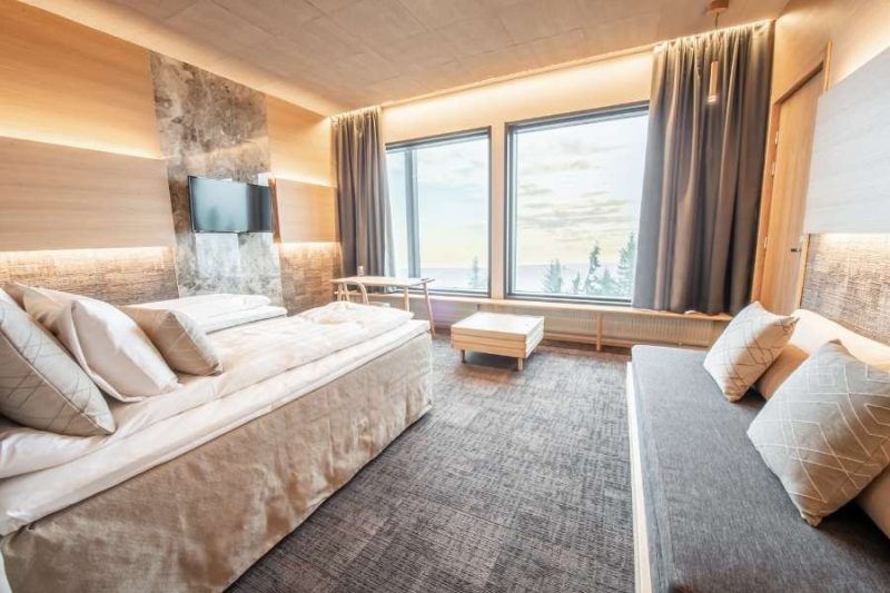Iso-Syote-Hotel-Zimmer-Wohn-und-Schlafbereich